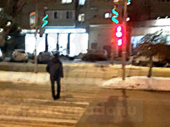 Хромой «бессмертный» пешеход устроил опасный автоквест на оживленной проезжей части Ростова