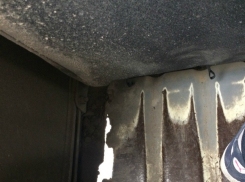 Огромными щелями в полу интимно проветривал пассажиров водитель маршрутки в Ростове