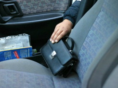 Кошелек с деньгами и документами увел у купающихся в реке супругов житель Ростовской области