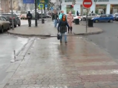 Простой способ защитиь пешеходов от дождя и водителей предложил ростовский блогер Артемий Зайцев 