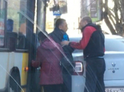 Мстительный водитель автобуса устроил битву с иномаркой за место на остановке в Ростове