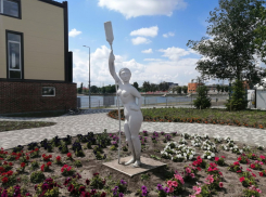 Статуя женщины с веслом на гребном канале шокировала жителей Ростова