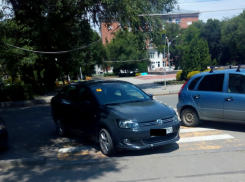 Автохам из Ростова отметился возмутительной парковкой на зебре в Невинномысске