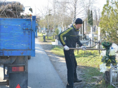 На Северном кладбище навели порядок в преддверии Пасхи 