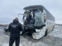 Один из пострадавших в ДТП с автобусом на М-4 «Дон» в Ростовской области находится в реанимации