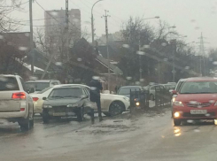 Автомобилисты попали в ледяной плен по дороге в ростовский аэропорт «Платов»