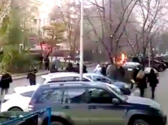 Объятую огнем «Оку» в центре Ростова сняли на видео