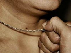 Золотая цепочка с кулоном на шее пенсионерки спровоцировала рецидивиста совершить уличный грабеж в Ростове