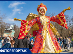 Как проводили Масленицу в Ростове-на-Дону: скоморохи, русские красавицы и блины