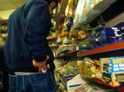 Рецидивист оставил без связи рассеянного продавца магазина в Ростовской области