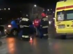 Жуткие последствия смертельного наезда иномарки на пешехода в центре Ростова попали на видео