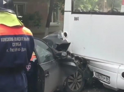 Спасатели вырезали едва живого водителя иномарки, влетевшей на скорости в маршрутку в Ростове