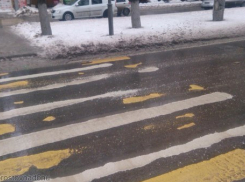 Ростовчане поделились фото «тающего» асфальта и исчезающей разметки