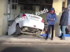 Фатальное падение иномарки с моста на скользкой дороге в Ростове горожане высмеяли и сняли на видео