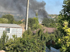 В Ростове на Северном горит стихийная свалка