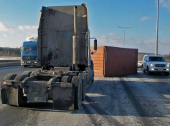 Дальнобойщик по пути в Москву потерял полуприцеп с продуктами на трассе в Ростовской области