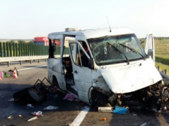 На трассе М-4 «Дон» погибли два человека при столкновении микроавтобуса с металлическим ограждением