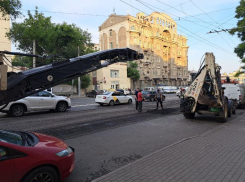 В Ростове начали восстанавливать поврежденный военной техникой асфальт на Буденновском