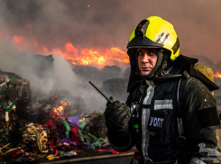 В Аксае сильный пожар на складе макулатуры потушили к полуночи 