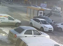 Сбивший гнавшегося за воришкой охранника «Пятерочки» автомобиль скрылся с места ДТП в Ростове