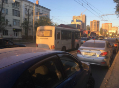 Семибалльные пробки сковали центр Ростова и заставили нервничать спешащих на работу горожан 