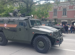 Ростовчане на параде Победы впервые увидели бронеавтомобили «Рысь»