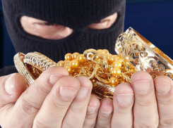 Рецидивист в Ростовской области лишил женщину драгоценностей из комода 