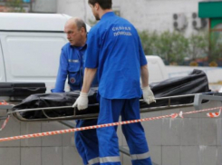 Молодой мужчина умер на ступеньках посреди улицы в Ростовской области