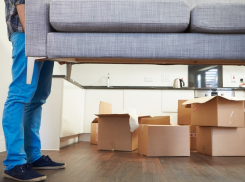 В Ростове работники гостиницы сдали мебель в ломбард