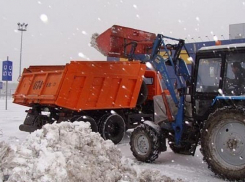 На дороги Ростова уже выехало 115 снегоуборочных машин