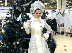 Прекрасная ростовская Снегурочка попросила на Новый год «беленькую машинку»