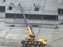 Подъемный кран упал на трибуну строящейся «Ростов-Арены» и деформировал ее