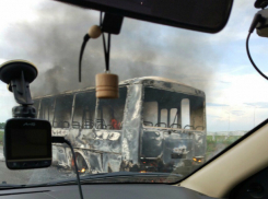 Полыхающий «адским пламенем» пассажирский автобус на трассе под Ростовом попал на видео
