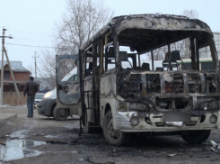 Две легковушки и маршрутный автобус сгорели за сутки в Ростовской области
