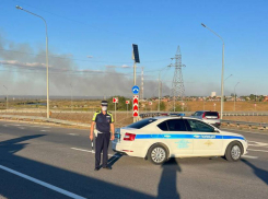 Автодорогу «Ростов-на-Дону-Азов» перекрыли из-за пожара  