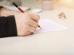 С соцдистанцией, но без математики: в Ростовской области стартовал основной период сдачи ЕГЭ