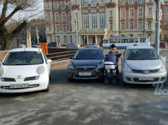 Бессовестных автомобилистов в Ростове призвали к ответу мамочки с колясками 