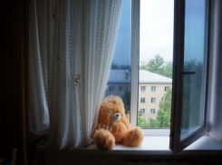 Выпавший из окна шестого этажа в Ростове 5-летний мальчик облокотился на москитную сетку 