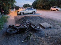 Водитель иномарки в Ростовской области сбил двух подростков на мотоцикле