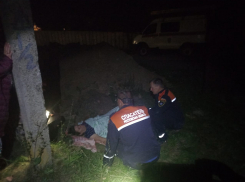 В Ростовской области спасатели вытащили женщину с поломанной ногой из канавы