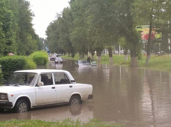 В Новочеркасске «поплыли» дорожные ограждения и автомобили: ВИДЕО