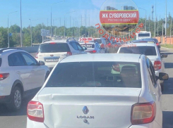 Жители Суворовского с утра застряли в многокилометровых пробках