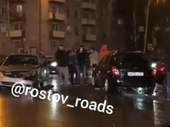 Последствия столкновения люксового спорткара с легковушкой в Ростове попали на видео