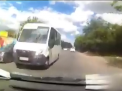 В Ростове водитель маршрутки проехал по встречке и едва не разбил легковой автомобиль