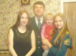 Любимого папу и дедушку Дмитрия Ремигина поздравляют любящие дочки и внучка