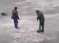 Безрассудных рыбаков на дырявом льду водохранилища в Ростове сняли на видео