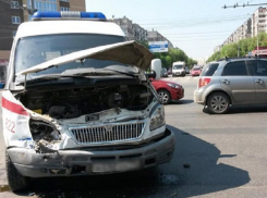 Иномарка врезалась в «скорую помощь» и перевернулась в Ростове