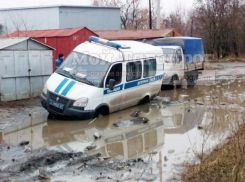Автомобиль полиции провалился в знаменитую таганрогскую яму и попал на фото
