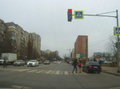 В Ростове иномарка чудом не сбила людей на зебре, пролетев на красный свет