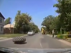В Таганроге у трактора на ходу отвалилось колесо